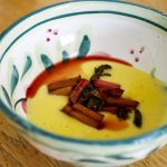 Bagte rabarber på leje af sabayonne-creme