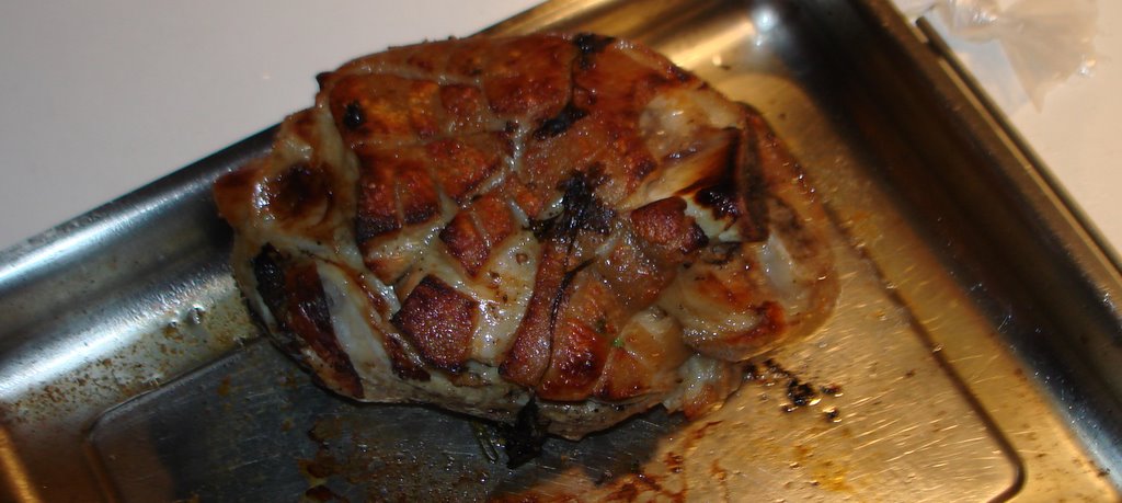 Brunet svineskank på bradepande