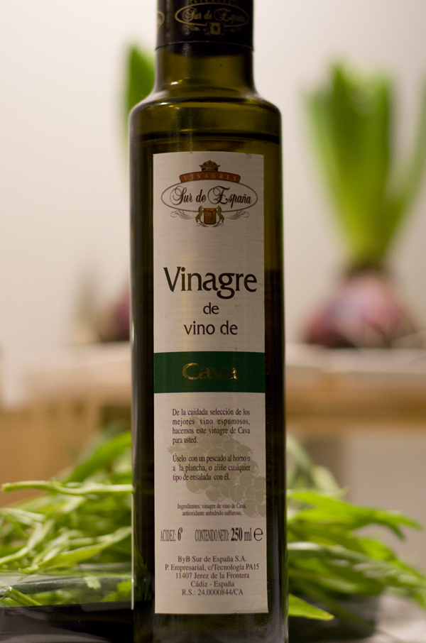 Vinaigre de vino de cava Vinaigre de vino de cava, hvidvinseddike til kogning af béarnaiseessensen, der danner basen for en hjemmelavet sauce béarnaise